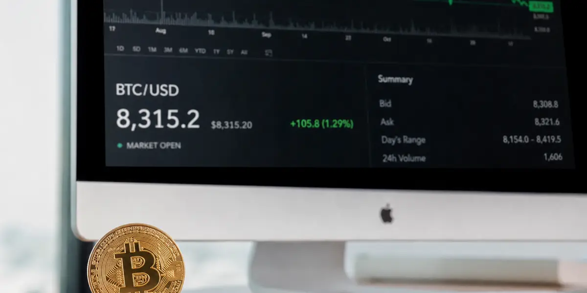 10월 16일 BTC 82,200달러·김치프리미엄 +0.66%... 한국 규제 차단·ETF 유출 주목 [암호화폐 시황]
