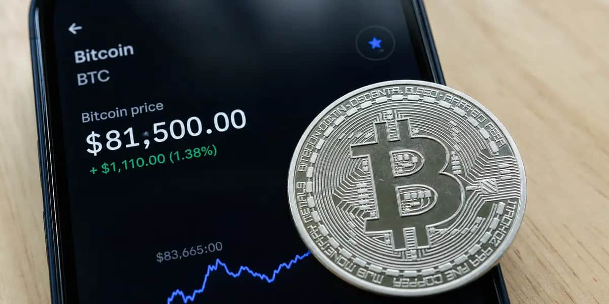 BTC 81,500달러대 횡보... 김치프리미엄 +1%·ETF 8,240만 달러 유출 [암호화폐 시황]