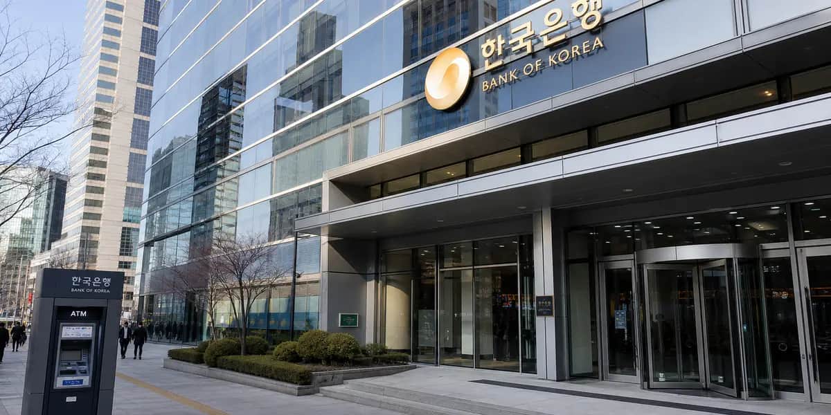 서울 시내 주요 은행 본점 건물 외관과 ATM 기기 앞을 지나가는 시민들, 고금리 부실 확대 뉴스 배경 이미지