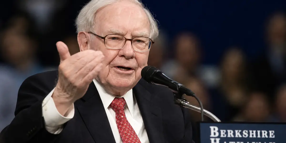 워런 버핏 버크셔 해서웨이 주주총회 CNBC 인터뷰 중 시장 과열과 옵션 도박 비판 발언 장면 (CNBC 방송 캡처)