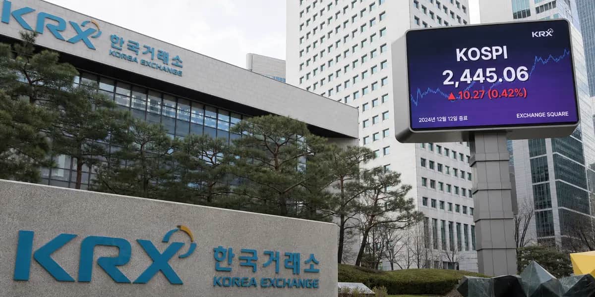 코스피 7000 돌파 기념 한국거래소 건물 외관과 상승 전광판, 반도체 중심 랠리로 개미 소외 현상 상징하는 증시 풍경
