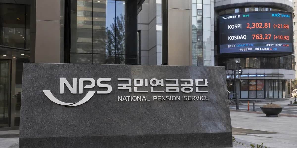 서울 국민연금공단 본사 건물 외관과 배경에 코스피 전광판이 보이는 모습, 국내주식 비중 초과 리밸런싱 이슈 상징