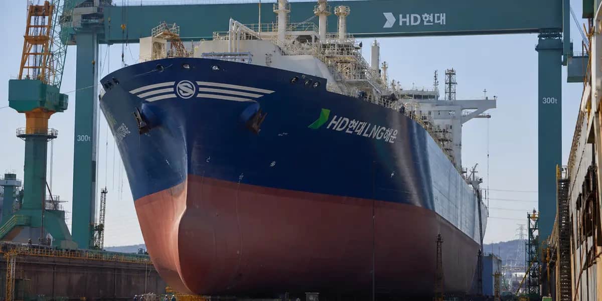 HD현대 조선소에서 건조 중인 초대형 LNG 운반선, 조선 호황과 엔진 사업 확대를 상징하는 현장 사진 (HD한국조선해양 1분기 실적 발표 관련)
