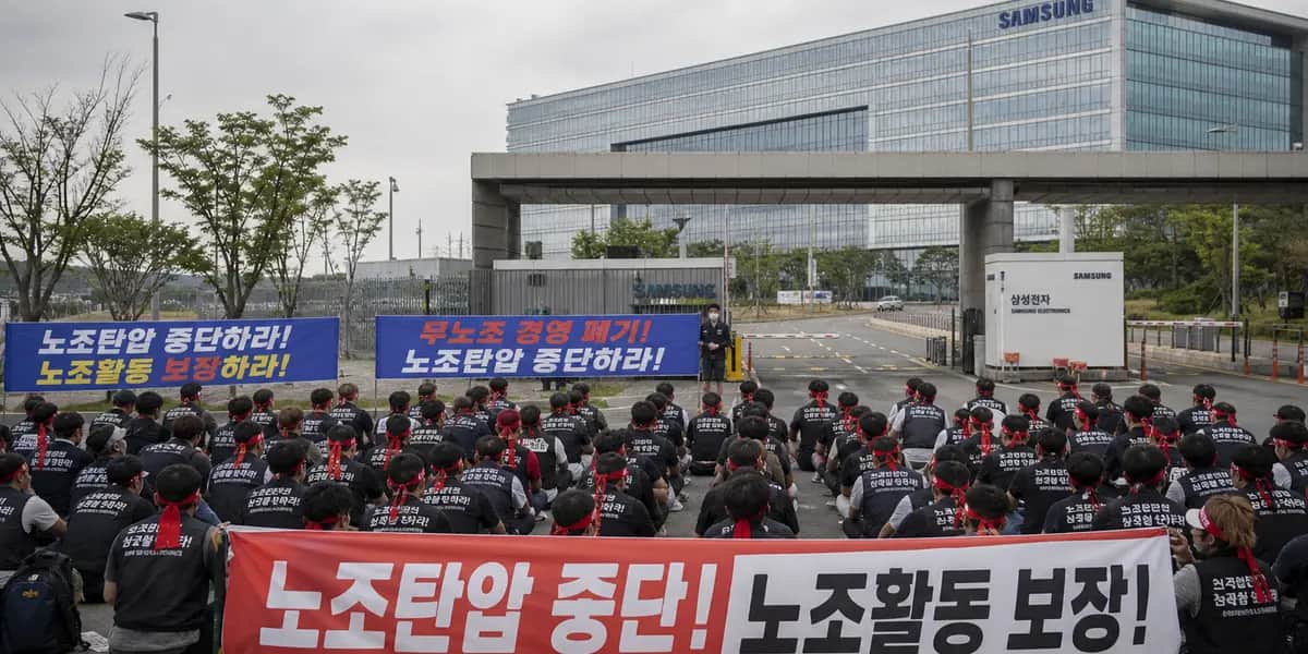 경기도 평택시 삼성전자 평택캠퍼스 앞에서 열린 노조 결의대회 현장. 노조원들이 영업이익 15% 성과급 요구하며 피켓을 들고 있는 모습.