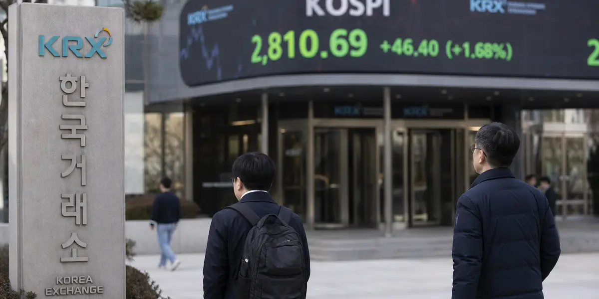 코스피 지수 전광판과 증권거래소 건물 외관, 7천포인트 돌파 불장 속 투자자예탁금 137조 원 역대 최대 기록을 상징하는 뉴스 사진