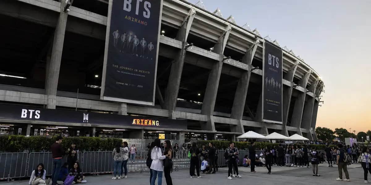 BTS 멕시코 월드투어 공연장 외관, 85회 아리랑 투어로 2조 7천억 원 경제 효과 예상되는 현장 분위기