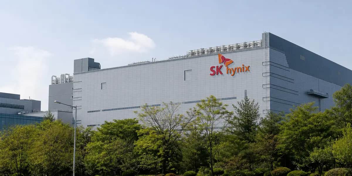 경기 이천 SK하이닉스 본사 전경, 메모리 반도체 공급 부족 속 AI 수요 폭발로 주가 280만원 목표 상향된 건물 외관 사진