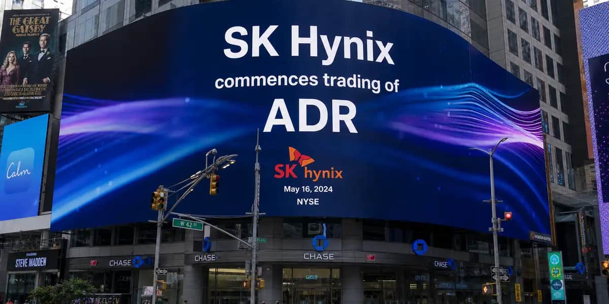 뉴욕 타임스스퀘어 전광판에 SK하이닉스 ADR 거래 개시 기념 브랜드 캠페인이 재생되는 모습