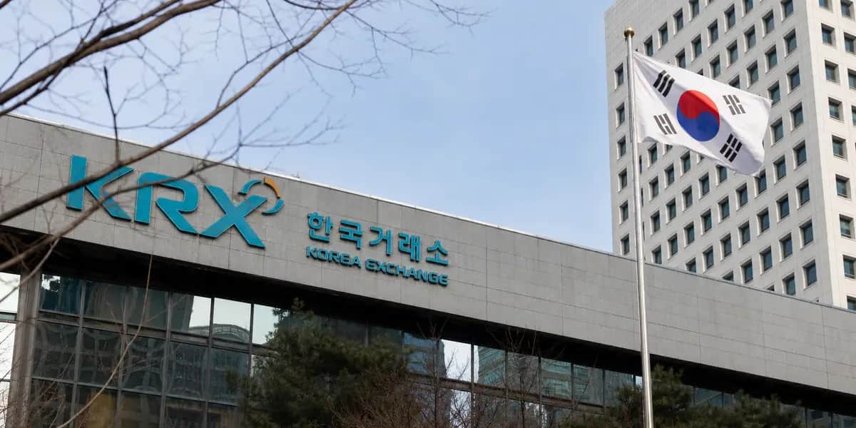 여의도 한국거래소 건물 외관과 한국 국기가 보이는 증시 관련 보도 사진