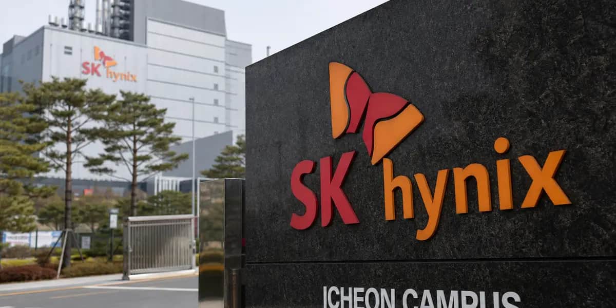 경기도 이천에 위치한 SK하이닉스 본사 건물 외관과 기업 간판이 보이는 모습