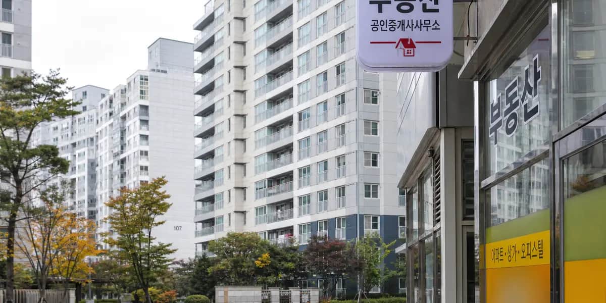 서울 아파트 단지 외관과 부동산 중개소 간판, 시가 30억 원 이하 실거주 1주택자 보유세·양도세 부담 완화를 설명하는 부동산 세제개편 뉴스 대표 이미지