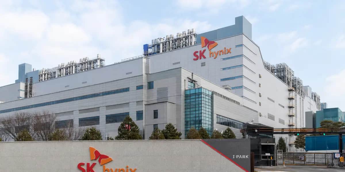 삼성전자 반도체 생산라인이 위치한 사업장 외관 전경으로, HBM4 수율 개선 소식을 상징하는 대형 반도체 공장 건물과 파란 하늘이 함께 보이는 이미지