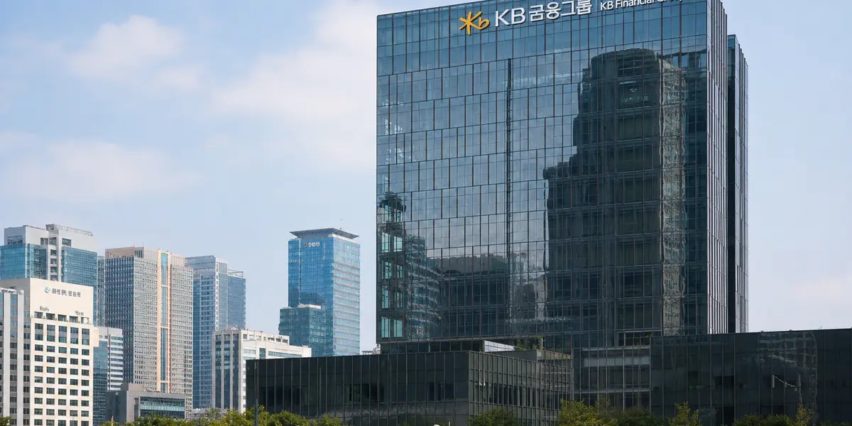 서울 여의도 금융가에 위치한 한국금융지주 계열 증권사 사옥 외관과 주변 금융가 빌딩숲을 낮 시간대 자연광 아래에서 촬영한 보도사진으로, 한국금융지주의 KDB생명보험 인수 우선협상대상자 선정 소식을 상징적으로 보여주는 이미지