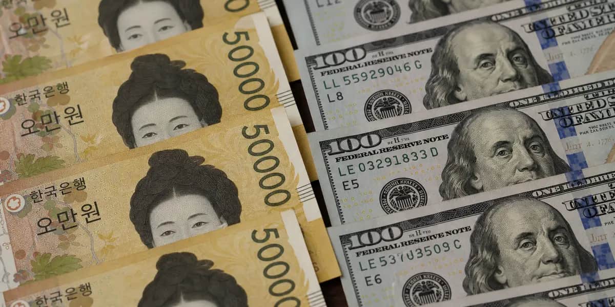 원화 지폐와 달러 지폐가 나란히 놓인 클로즈업 사진, 최근 한 달 사이 원화 가치가 9.4% 급등한 환율 뉴스를 상징하는 이미지로 통화 질감과 색감이 선명하게 드러난다