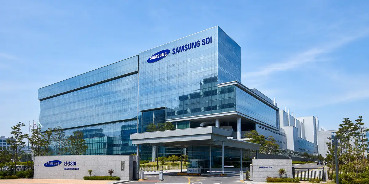 삼성SDI, 지분 매각 4조4500억에 홀로 50만원 돌파…삼성株 약세 속 이차전지 강세