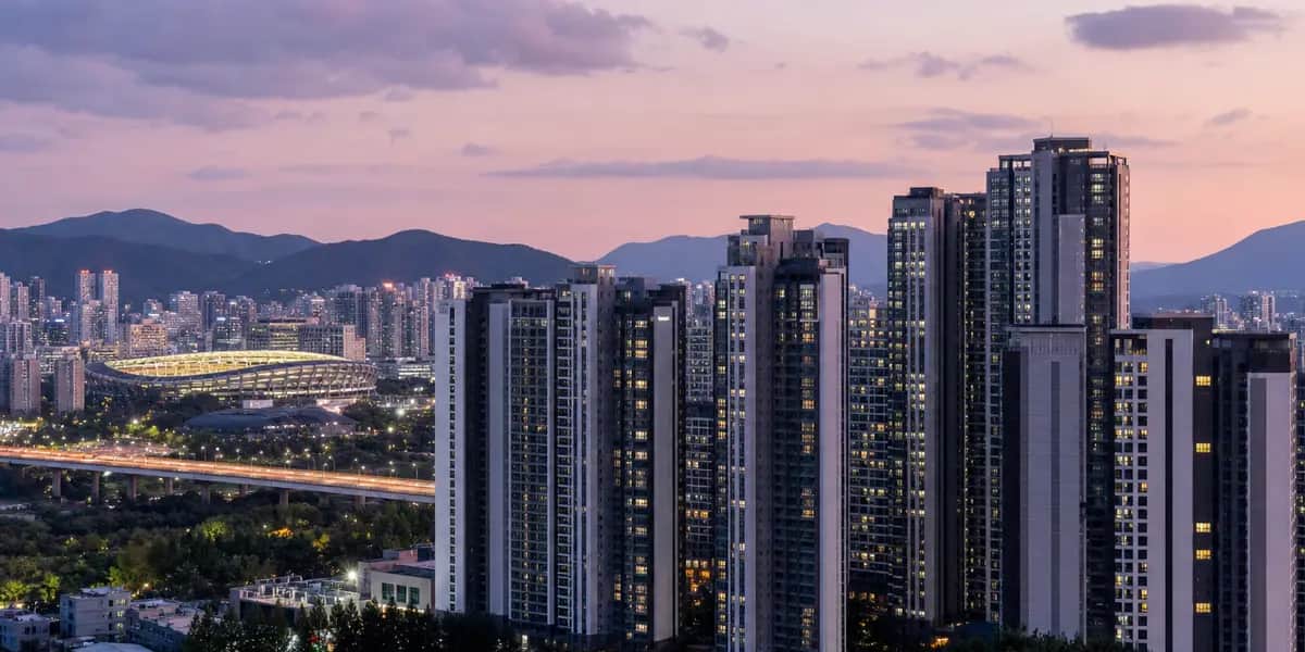 서울 강남 지역의 고층 아파트 단지 전경, 해질녘 도심 스카이라인