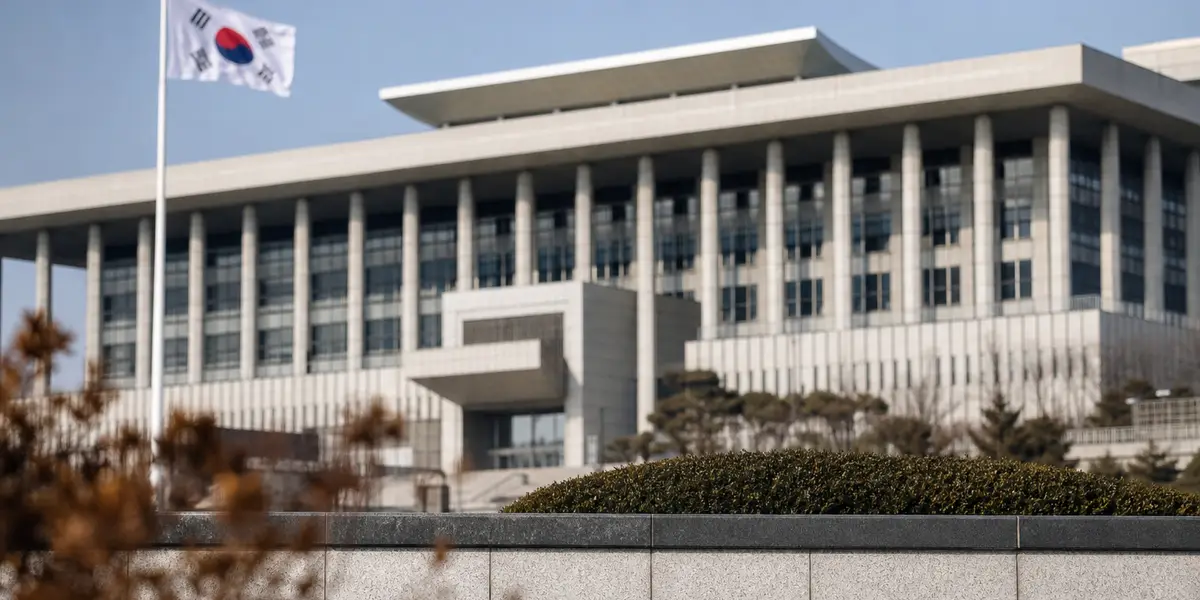 정부세종청사 외관을 낮 시간대에 촬영한 다큐멘터리 스타일의 재정정책 보도 사진으로, 국가채무와 예산 관련 뉴스에 어울리는 관공서 건물의 모습을 담은 이미지
